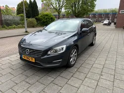 Grijs, metallic lak Gebruikt 2014 Volvo V60 Momentum Stationwagen | € 4.900 (Super prijs)