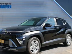 Phantom black (zwart metallic) Gebruikt 2023 Hyundai Kona Comfort SUV | € 29.945 (Duur)
