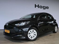 Zwart Gebruikt 2021 Toyota Yaris Hybrid Active Hatchback | € 13.940 (Goede deal)