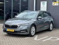 Grijs Gebruikt 2023 Skoda Octavia Business Line Stationwagen | € 20.995 (Goede deal)