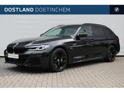 Zwart Gebruikt 2023 BMW 530e Executive Stationwagen | € 49.450 (Eerlijke prijs)