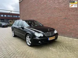 Zwart, metallic lak Gebruikt 2006 Mercedes C200 Elegance Stationwagen | € 2.475 (Iets duurder)