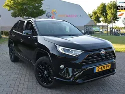 Zwart, metallic lak Gebruikt 2021 Toyota RAV4 Hybrid Edition SUV | € 39.900 (Eerlijke prijs)