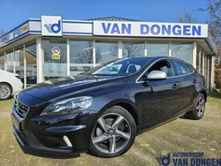 Zwart, metallic lak Gebruikt 2014 Volvo V40 R-Design Stationwagen | € 15.445 (Iets duurder)