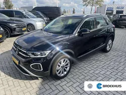 Zwart Gebruikt 2023 VW T-Roc Style SUV | € 30.750 (Eerlijke prijs)