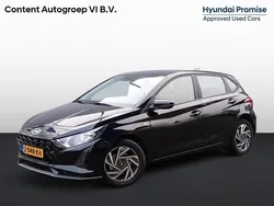 Phantom black (zwart metallic) Gebruikt 2024 Hyundai i20 Comfort Hatchback | € 18.840 (Eerlijke prijs)