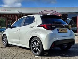 Wit Gebruikt 2022 Toyota Yaris Executive Hatchback | € 23.290 (Eerlijke prijs)