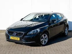 Zwart Gebruikt 2015 Volvo V40 Momentum Stationwagen | € 12.950 (Eerlijke prijs)