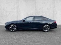 Zwart, metallic lak Gebruikt 2024 BMW 550e M Sport Sedan | € 91.950 (Eerlijke prijs)