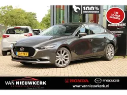 Grijs Gebruikt 2024 Mazda 3 Exclusive-Line Sedan | € 26.900 (Eerlijke prijs)