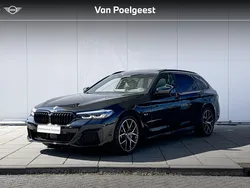 Saphirschwarz metallic (donker zwart metallic) Gebruikt 2022 BMW 530e Executive Stationwagen | € 47.900 (Goede deal)