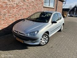 Grijs Gebruikt 2004 Peugeot 206 Hatchback | € 1.950 (Duur)