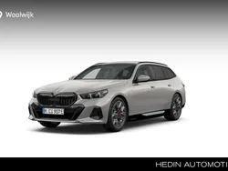 Zilver Nieuw 2024 BMW 550e M Sport Stationwagen | € 109.072 (Super prijs)