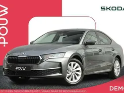 Grijs, metallic lak Gebruikt 2025 Skoda Octavia Business Line Hatchback | € 32.450 (Eerlijke prijs)