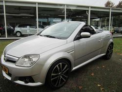 Grijs, metallic lak Gebruikt 2004 Opel Tigra Cosmo Cabriolet | € 6.950
