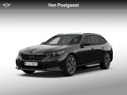 Saphirschwarz metallic (475) (zwart metallic) Nieuw 2025 BMW 530e M Sport Stationwagen | € 87.387 (Eerlijke prijs)