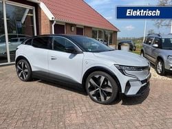 Grijs (metallic) Gebruikt 2022 Renault Mégane IV Luxe Hatchback | € 25.945