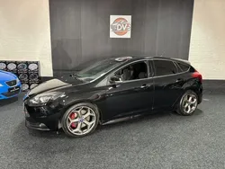 Zwart Gebruikt 2013 Ford Focus ST Hatchback | € 13.945 (Eerlijke prijs)
