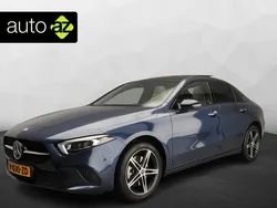 Blauw, metallic lak Gebruikt 2023 Mercedes A250 Premium Plus Sedan | € 35.900 (Eerlijke prijs)