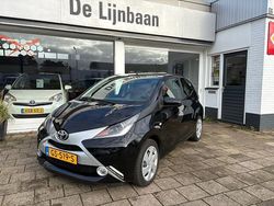 Zwart Gebruikt 2015 Toyota Aygo X-play Hatchback | € 7.999 (Eerlijke prijs)