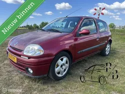 Rood Gebruikt 2000 Renault Clio II Hatchback | € 799 (Eerlijke prijs)