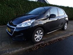 Zwart (metallic) Gebruikt 2015 Peugeot 208 Access Hatchback | € 4.950 (Eerlijke prijs)