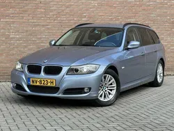 Blauw, metallic lak Gebruikt 2011 BMW 318 Executive Stationwagen | € 6.995 (Eerlijke prijs)