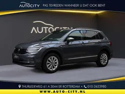 Grijs, metallic lak Gebruikt 2022 VW Tiguan Life SUV | € 31.950 (Goede deal)