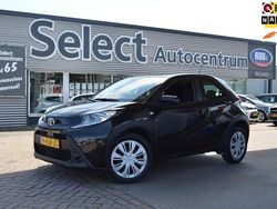 Zwart Gebruikt 2022 Toyota Aygo Play Hatchback | € 16.250 (Eerlijke prijs)