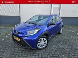 Blauw, metallic lak Nieuw 2024 Toyota Aygo Play Hatchback | € 21.750 (Eerlijke prijs)