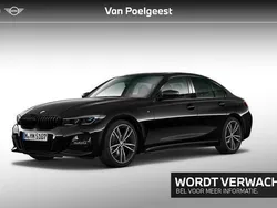 Saphirschwarz metallic (zwart metallic) Gebruikt 2022 BMW 318 Comfort Edition Sedan | € 38.900 (Iets duurder)