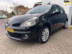 Zwart (metallic) Gebruikt 2007 Renault Clio II Dynamique Hatchback | € 4.450 (Eerlijke prijs)