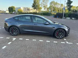 Grijs Gebruikt 2021 Tesla Model 3 Performance Sedan | € 29.950 (Eerlijke prijs)