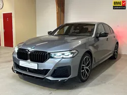 Grijs, metallic lak Gebruikt 2023 BMW 530e M Sport Sedan | € 43.995 (Goede deal)