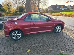 Rood (metallic) Gebruikt 2004 Peugeot 206 CC Cabriolet | € 1.500 (Goede deal)