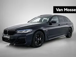 Zwart Gebruikt 2022 BMW 530e Comfort Edition Stationwagen | € 43.900 (Eerlijke prijs)