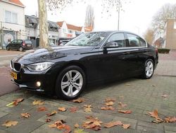 Zwart (metallic) Gebruikt 2013 BMW 320 Efficient Dynamics Sedan | € 11.985 (Eerlijke prijs)