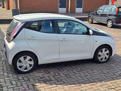 Wit Gebruikt 2015 Toyota Aygo X-play Hatchback | € 4.250 (Eerlijke prijs)