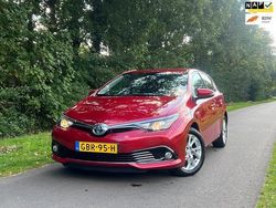 Rood Gebruikt 2016 Toyota Auris Edition-S Hatchback | € 13.975