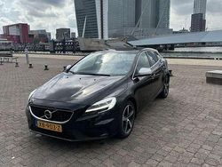 Zwart Gebruikt 2018 Volvo V40 Stationwagen | € 17.800 (Eerlijke prijs)