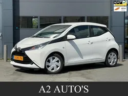 Wit Gebruikt 2015 Toyota Aygo X-play Hatchback | € 5.650 (Eerlijke prijs)