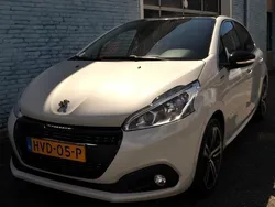Wit, metallic lak Gebruikt 2019 Peugeot 208 GT Hatchback | € 12.950 (Eerlijke prijs)