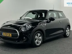 Zwart Gebruikt 2021 Mini ONE Hatchback | € 16.000 (Goede deal)