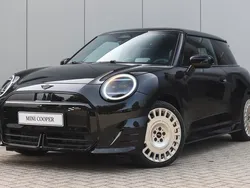 Zwart Gebruikt 2024 Mini Cooper Hatchback | € 34.750