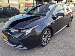 Zwart, metallic lak Gebruikt 2019 Toyota Corolla Edition Stationwagen | € 18.950 (Super prijs)
