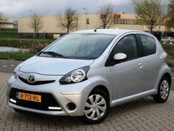 Grijs Gebruikt 2013 Toyota Aygo Comfort Hatchback | € 4.950 (Eerlijke prijs)