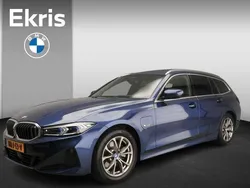 Blauw, metallic lak Gebruikt 2023 BMW 320e Comfort Edition Stationwagen | € 34.900 (Eerlijke prijs)