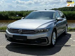 Zilver, metallic lak Gebruikt 2021 VW Passat Business Stationwagen | € 23.850 (Goede deal)