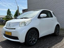 Wit (metallic) Gebruikt 2011 Toyota iQ Hatchback | € 7.950 (Eerlijke prijs)