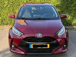 Rood Gebruikt 2020 Toyota Yaris Hybrid Limited Sedan | € 19.000 (Eerlijke prijs)